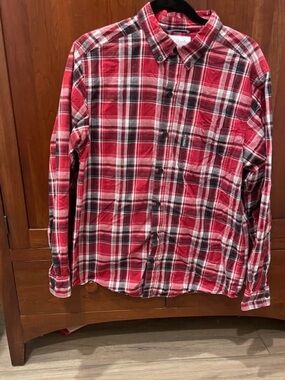 Mens Columbia Long sleeve button down  shirt size is M